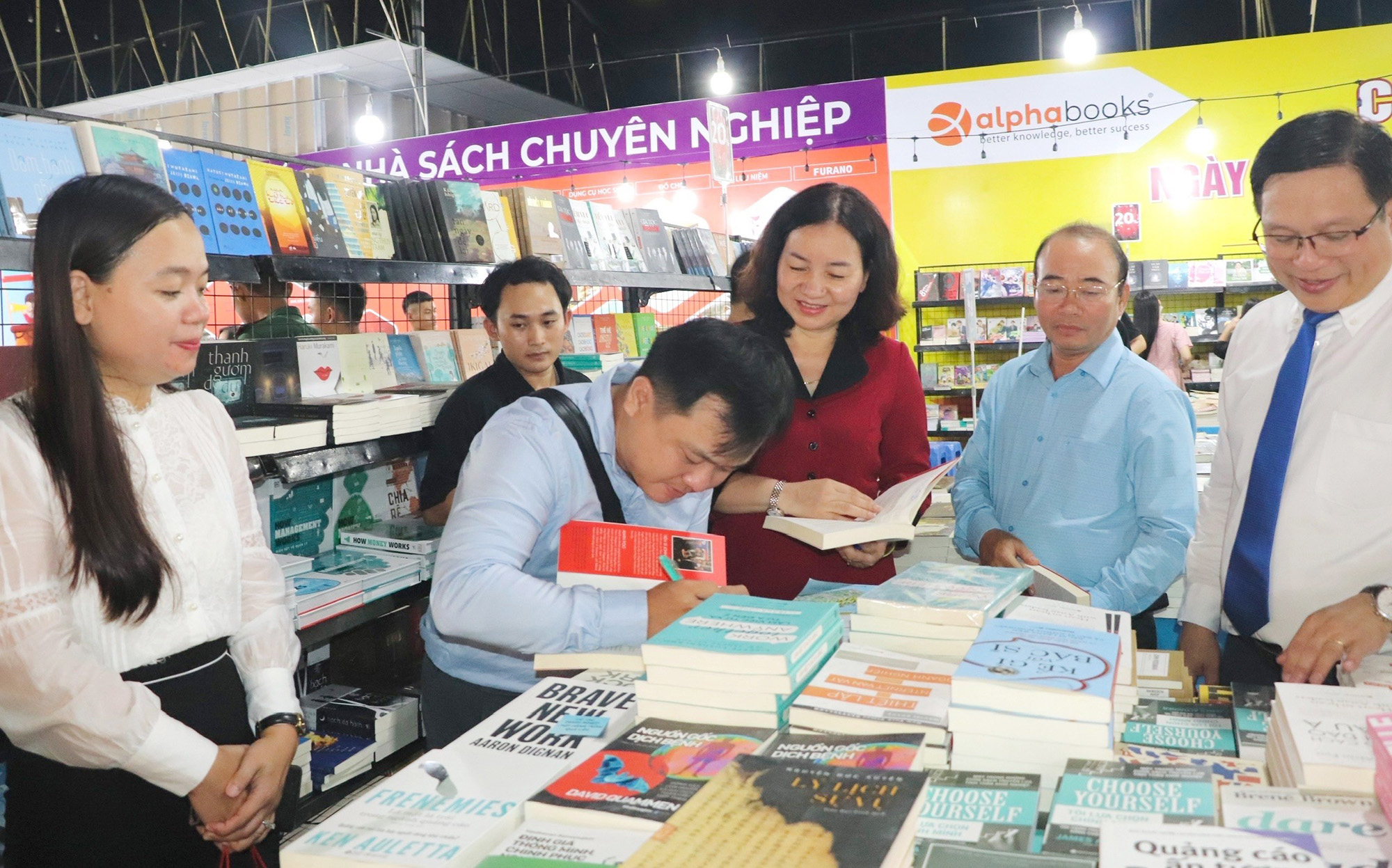 Đồng chí Trương Thị Bích Hạnh - Ủy viên Ban Thường vụ Tỉnh ủy, Trưởng Ban Tuyên giáo Tỉnh ủy cùng đại biểu tham quan gian hàng sách tại triển lãm.